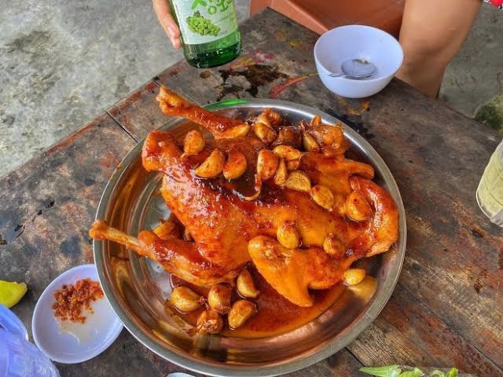 10:00 - 11:30: Nạp Năng Lượng Với Đặc Sản Gà Rẫy Hòn Sơn