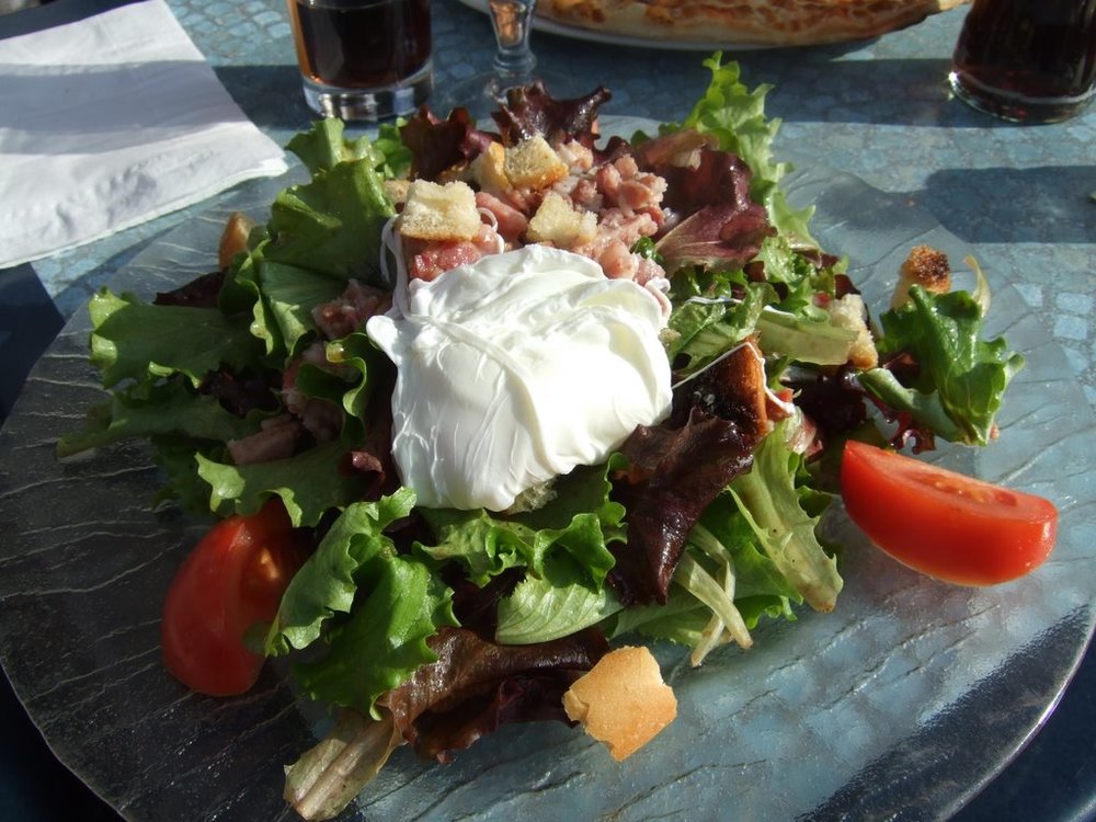 Salade lyonnaise | Photo Credit: Wikimedia Commons