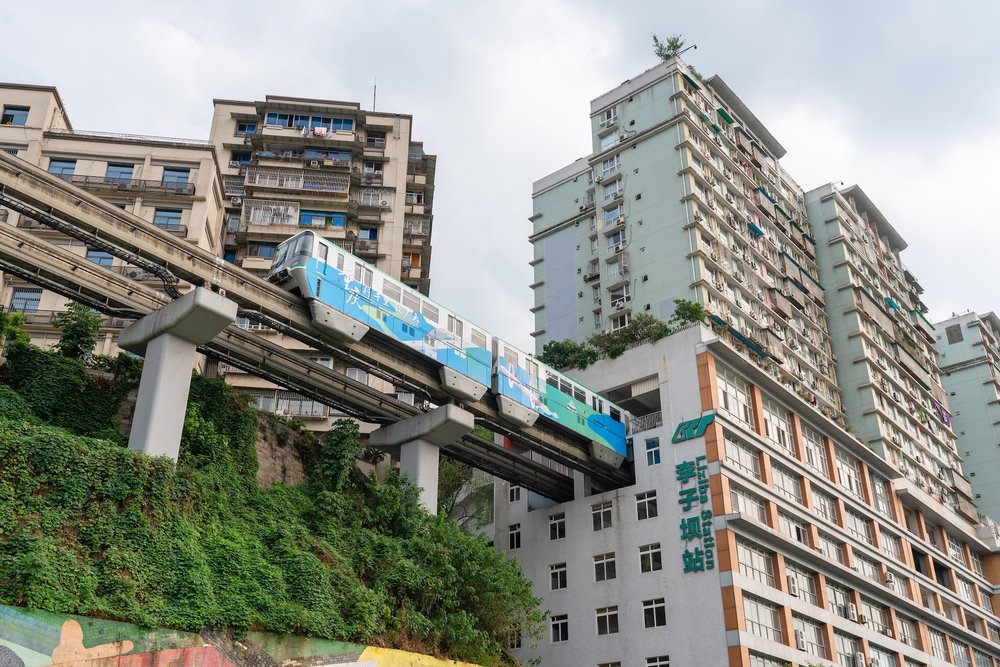 สถานี Liziba ขณะที่รถไฟกำลังวิ่งทะลุตึก