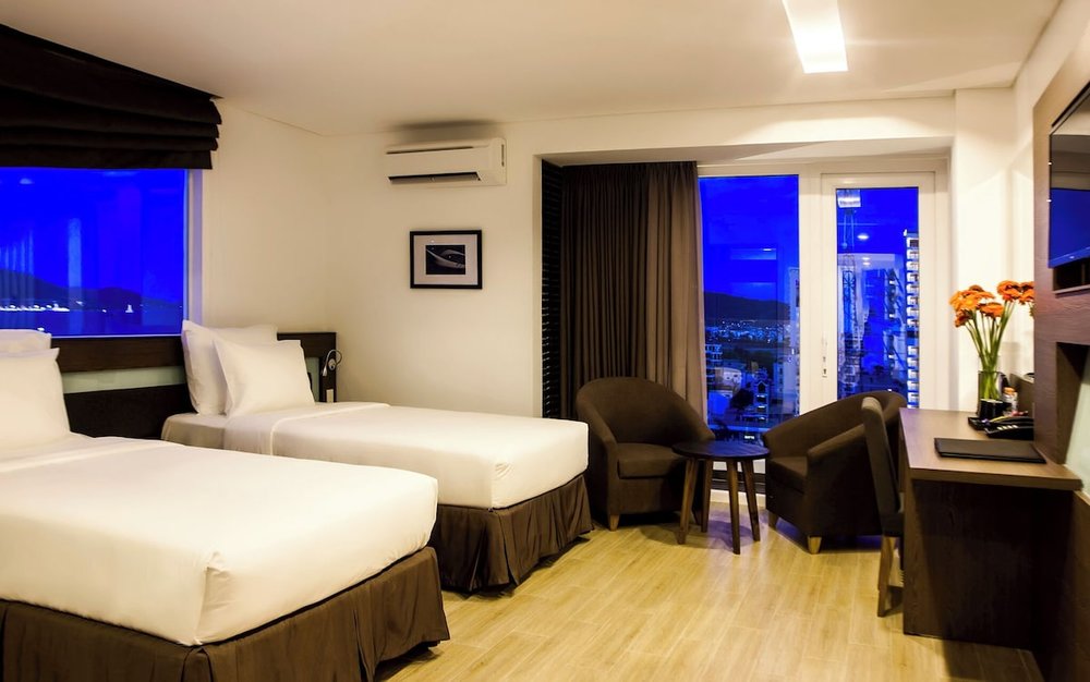 Ocean View Nha Trang: Hồ Bơi Trên Cao Nhìn Ra Biển