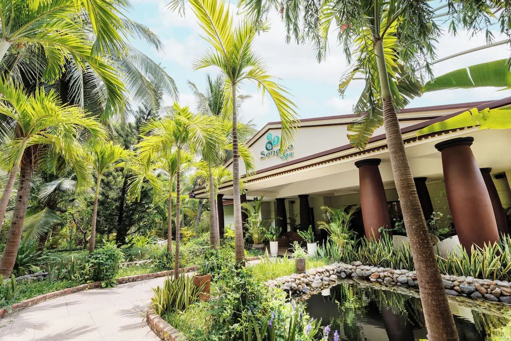 Diamond Bay Resort & Spa - Hồ Bơi 2.400m² Bên Vịnh