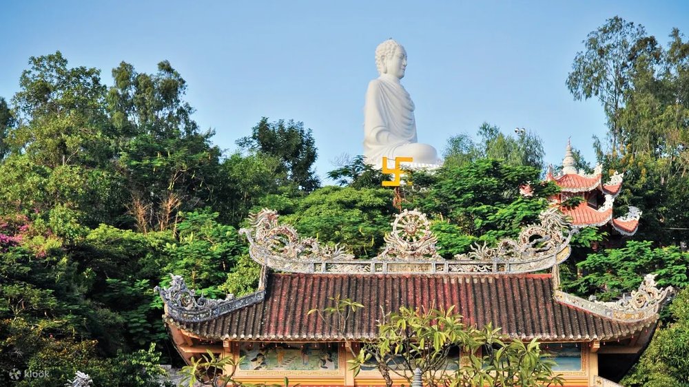 08:00 - 09:30: Chiêm Bái Chùa Long Sơn (Chùa Phật Trắng)