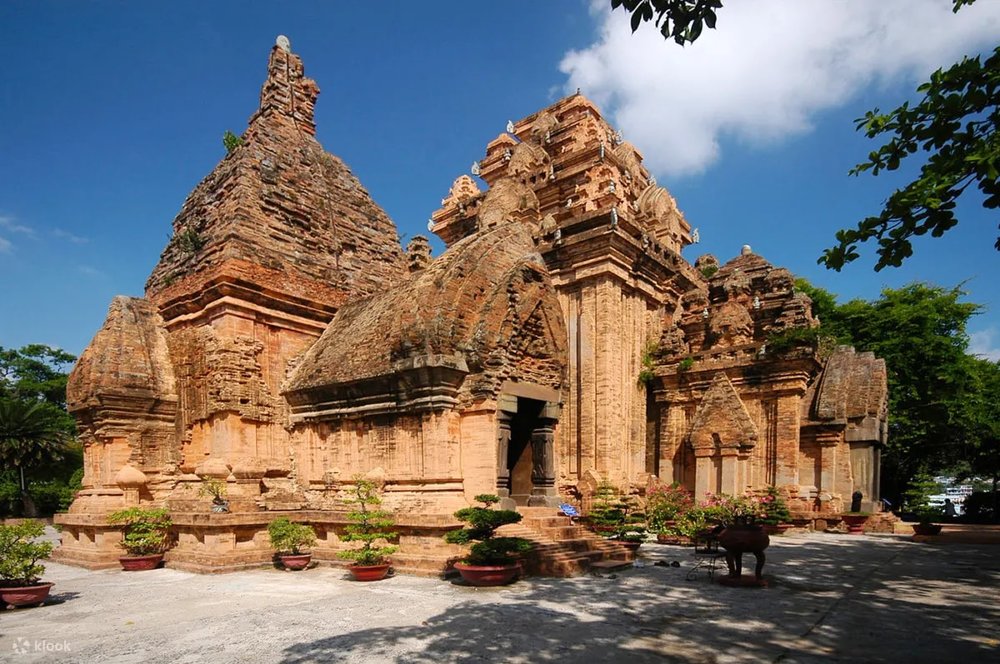 09:45 - 11:00: Khám Phá Tháp Bà Ponagar