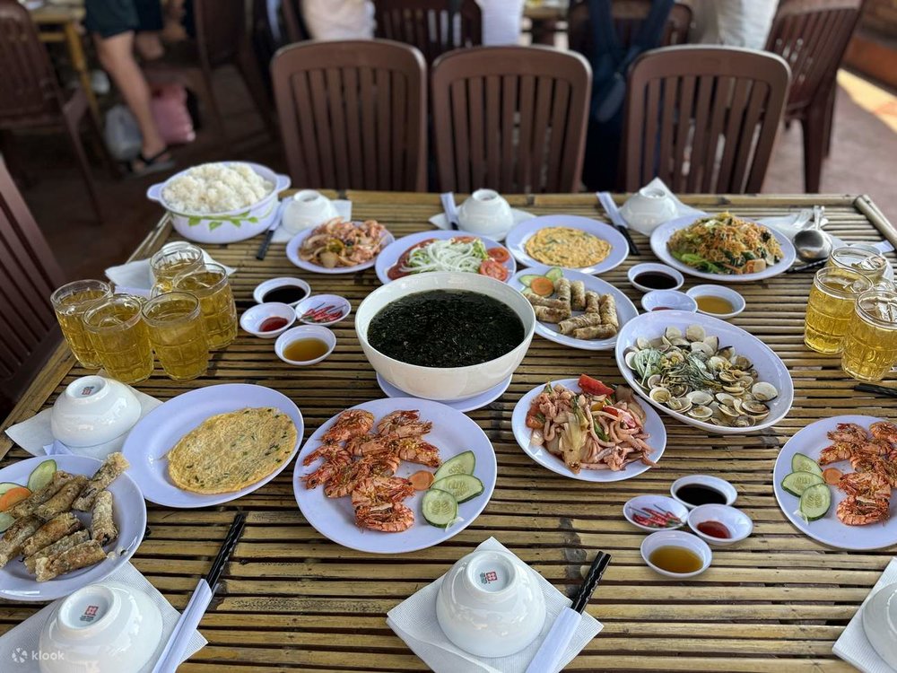12:30 - 14:00: Thưởng Thức Bữa Trưa Đặc Sản Nha Trang 
