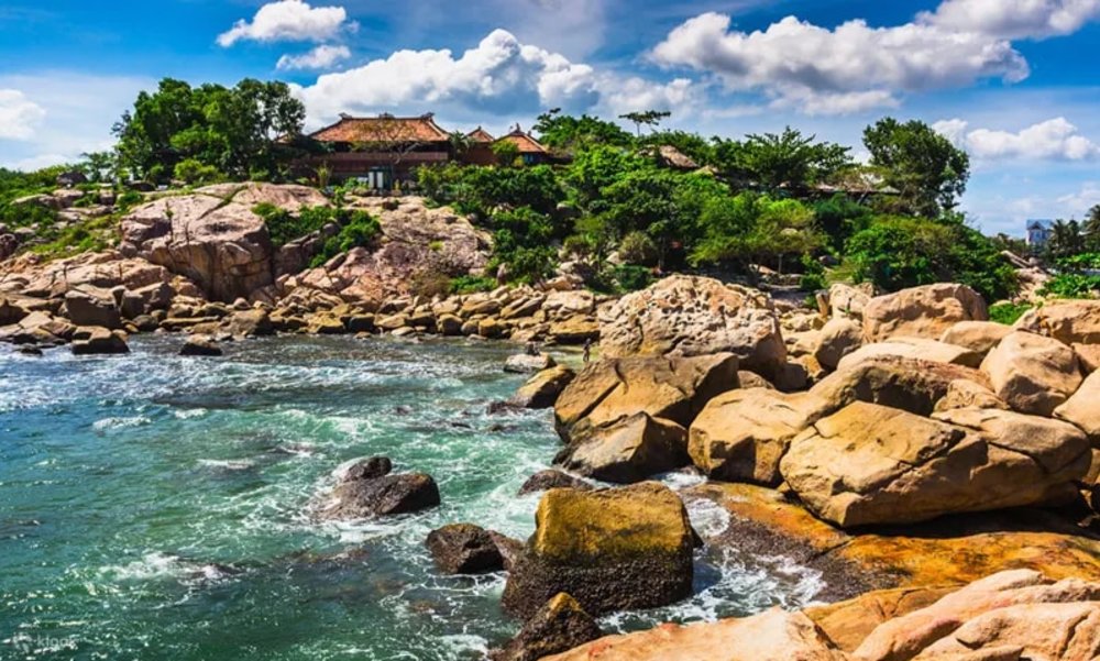 16:45 - 17:30: Check-in Hòn Chồng - Ngắm Hoàng Hôn Trên Biển