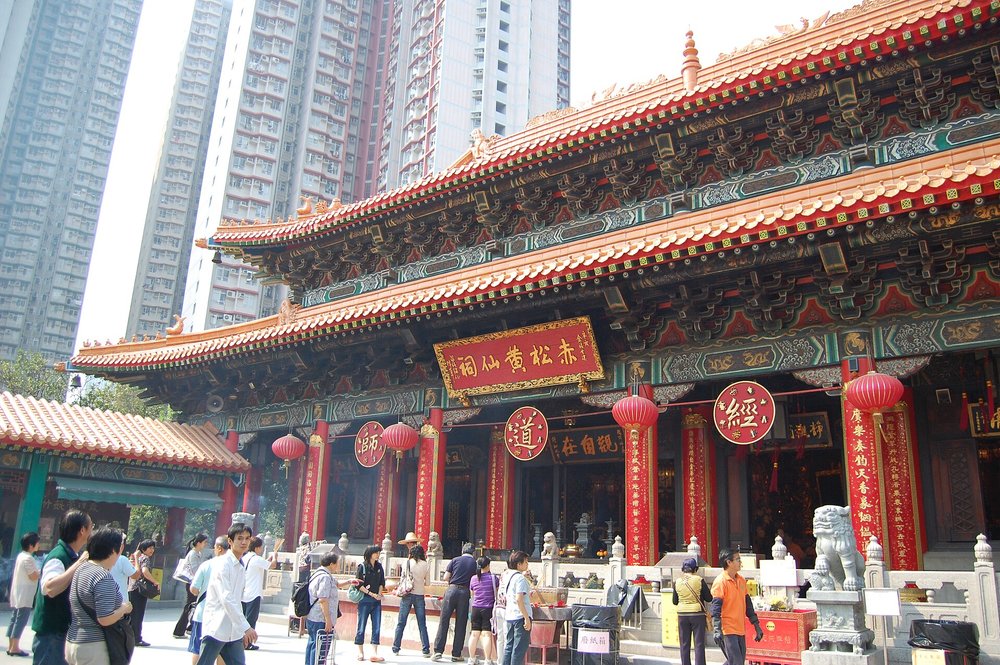 People praying at Wong Tai Sin Temple