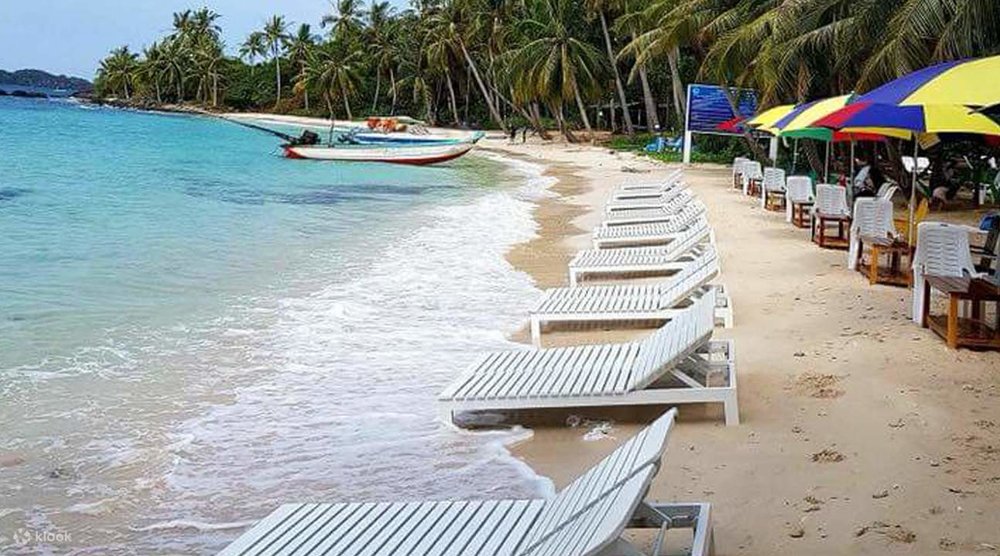 Bãi Biển Và Làn Nước Màu Ngọc Bích