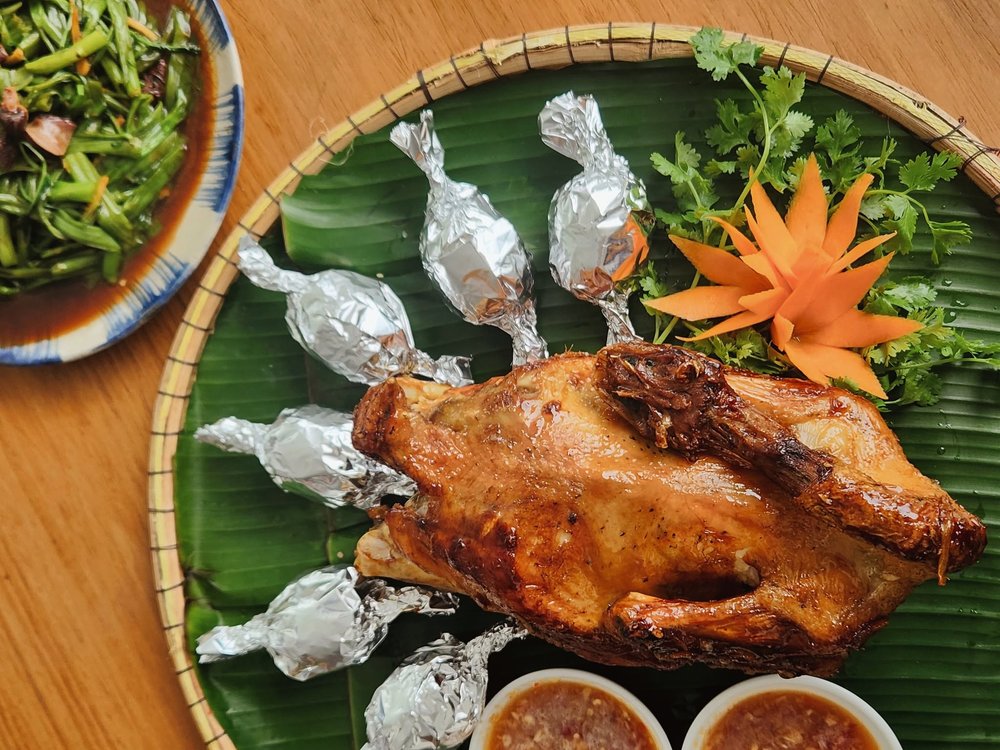 Thưởng Thức Đặc Sản Tại Quán Địa Phương 