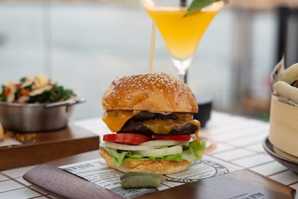 Ale House Tại Millennium Hilton Bangkok: Trải Nghiệm Chill Ven Sông Chao Phraya Đầy Sảng Khoái
