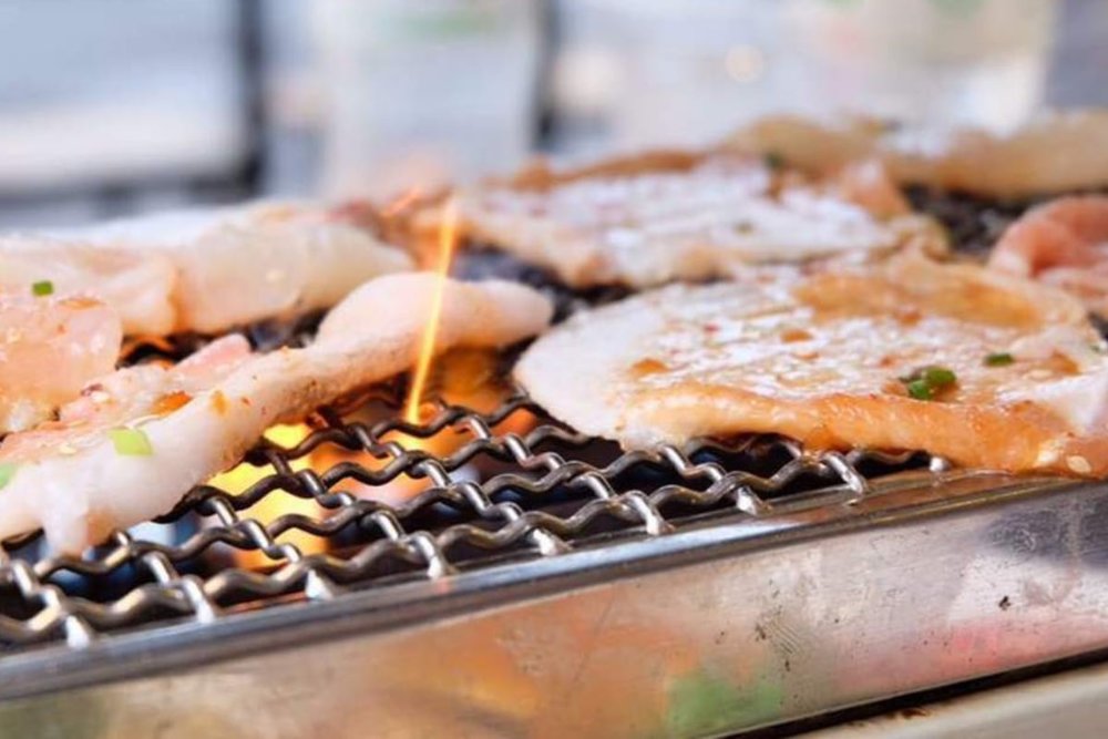 Mr. Grill Yakiniku Banthat Thong: Thiên Đường Đồ Nướng Bình Dân Giữa Con Phố Ẩm Thực Sầm Uất