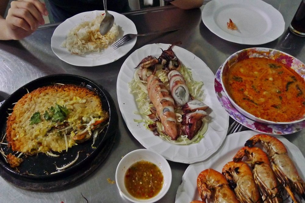 Lek Seafood Silom: Thiên Đường Hải Sản Đường Phố Đậm Vị Dưới Chân Trạm BTS Chong Nonsi
