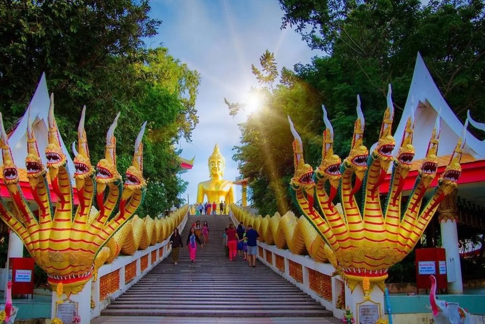 Wat Phra Yai Pattaya: Điểm Đổi Gió Tâm Linh Cho Hội Bạn Tự Túc