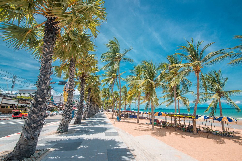 Bãi Biển Jomtien Pattaya: Tọa Độ Chill Biển & "Phá Đảo" Thể Thao Mạo Hiểm Cho Cạ Cứng