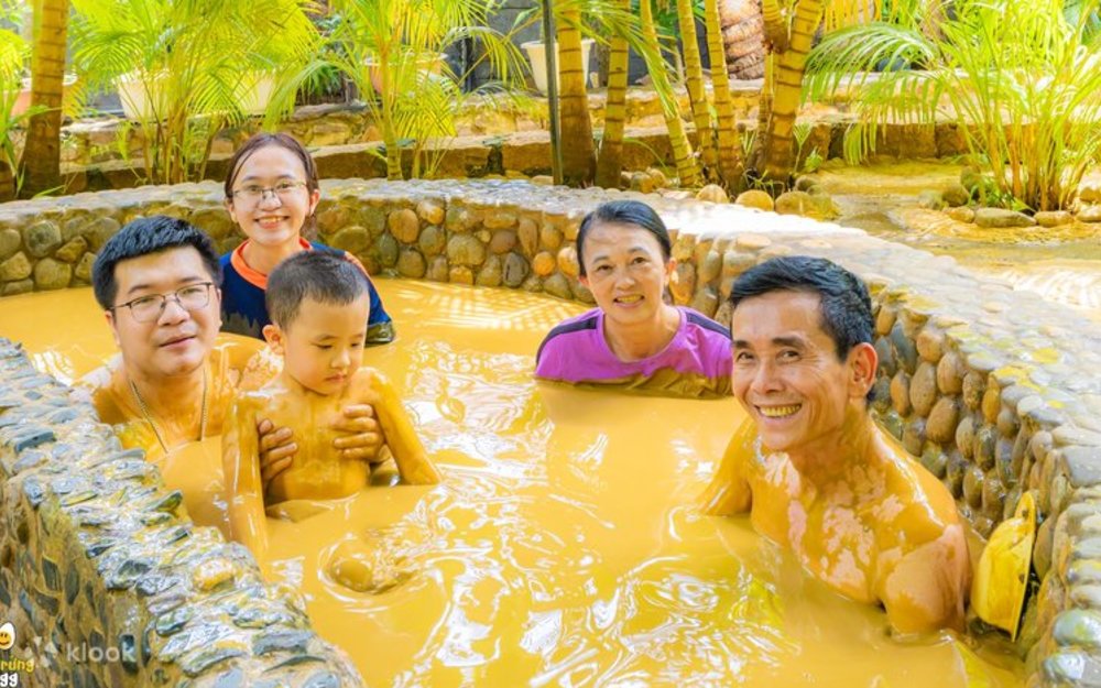 Cảm Giác Khi Ngâm Mình Trong Bùn Khoáng Nóng