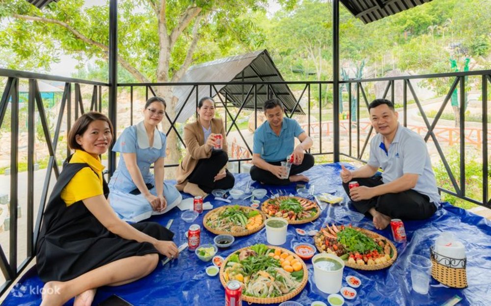 Ăn Gì Và Nghỉ Ngơi Ở Đâu Tại Trăm Trứng?