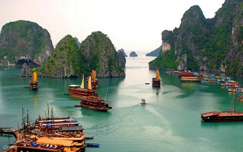 Vịnh Hạ Long - Đổi Gió Với Biển Xanh Và Công Viên Giải Trí