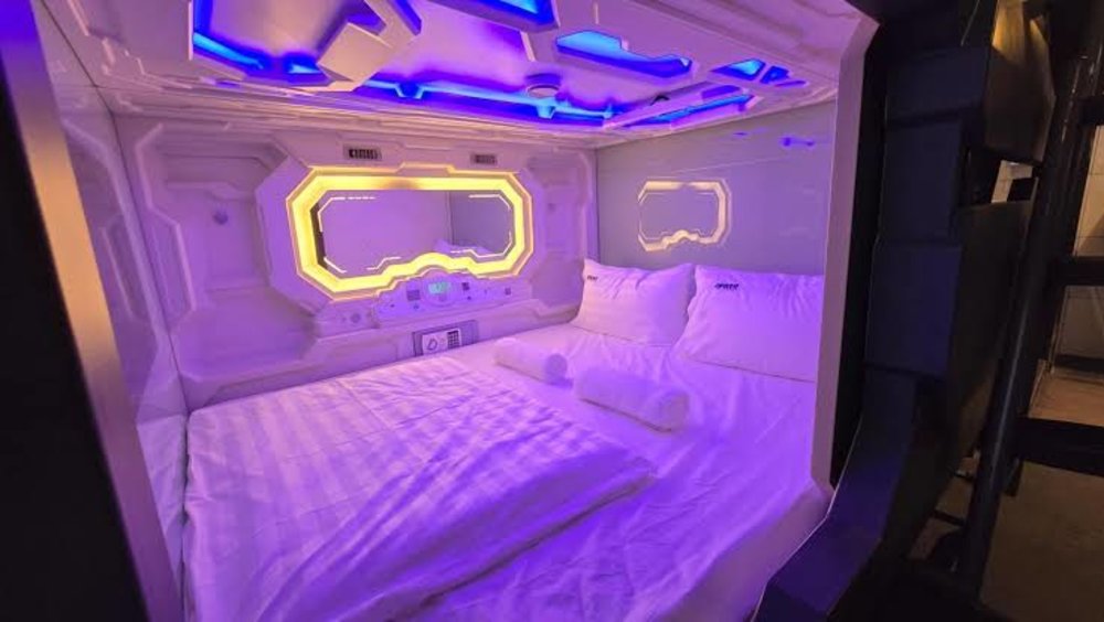 Space Hotel - Trạm Trú Ẩn Không Gian Độc Đáo Giữa Lòng Phố Tàu