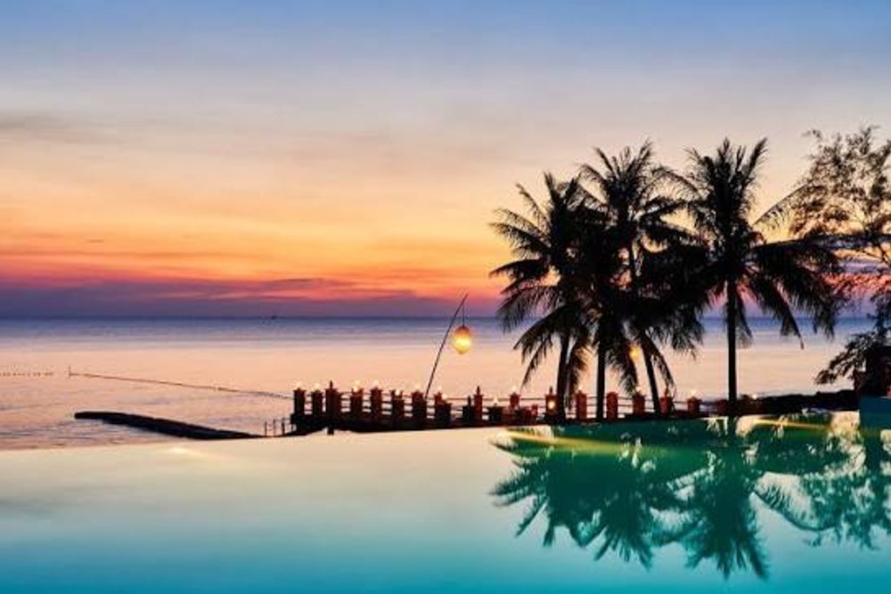 Aura Beach Club: Sang Chảnh Với Ly Cocktail Dưới Nắng Vàng