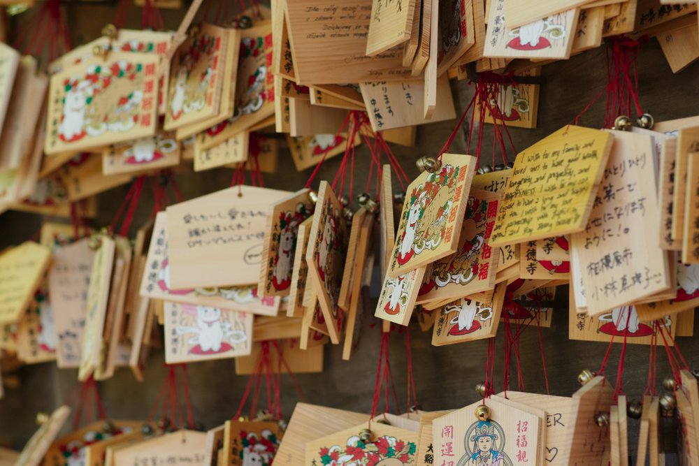 Thẻ Gỗ Ema Và Bùa Omamori