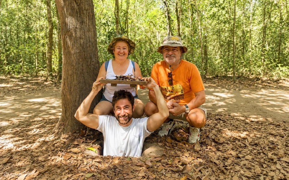 Tour Du Thuyền Vịnh Hạ Long: Khám Phá Kỳ Quan Thiên Nhiên Giữa Biển Trời