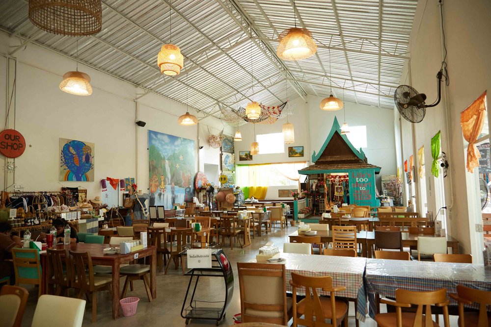 Trưa: Càn Quét Ẩm Thực Isaan Cay Nồng Tại Penlaos