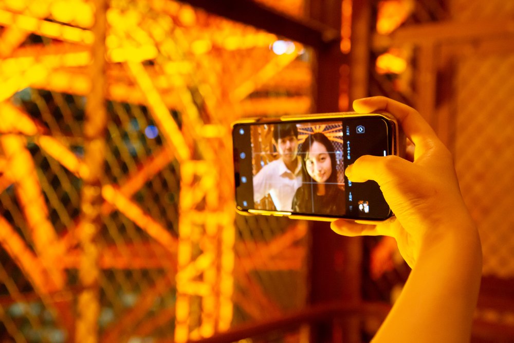 夜の東京タワーの外階段