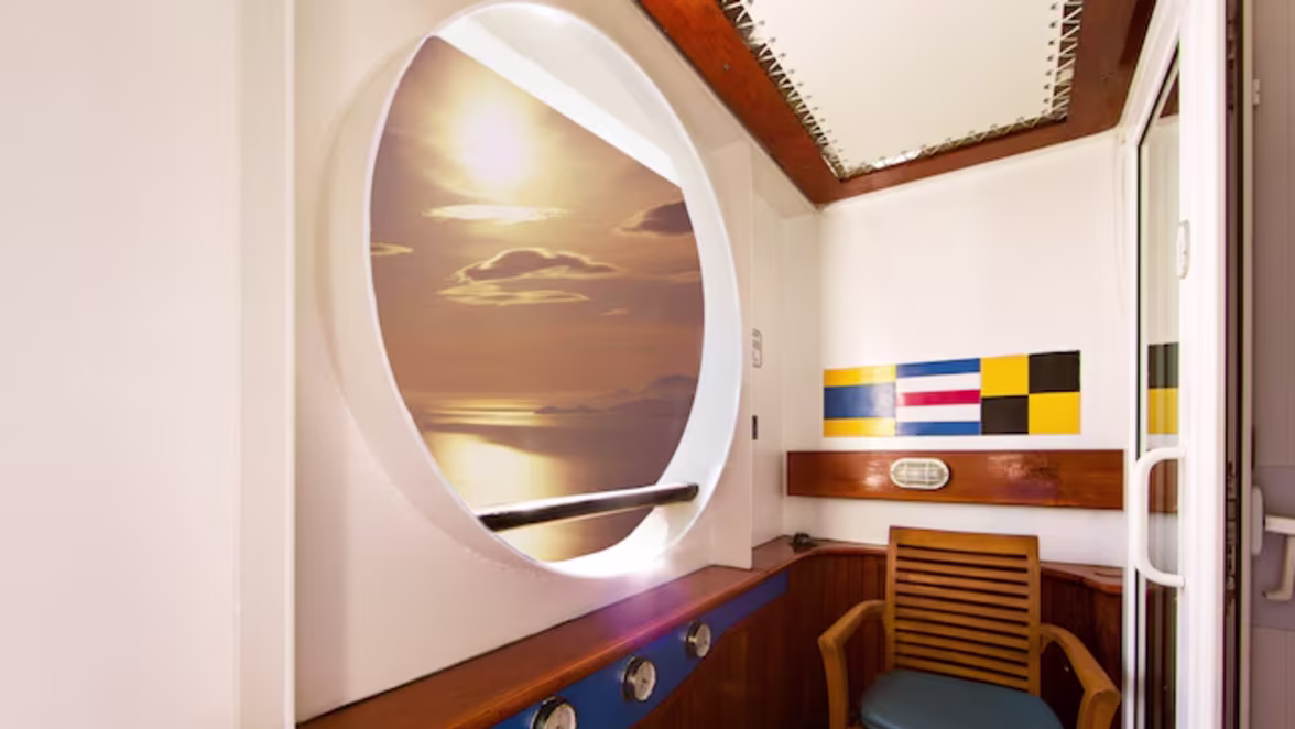 DCL-DW Accoms (Deluxe Oceanview Stateroom with Navigator's Verandah)
