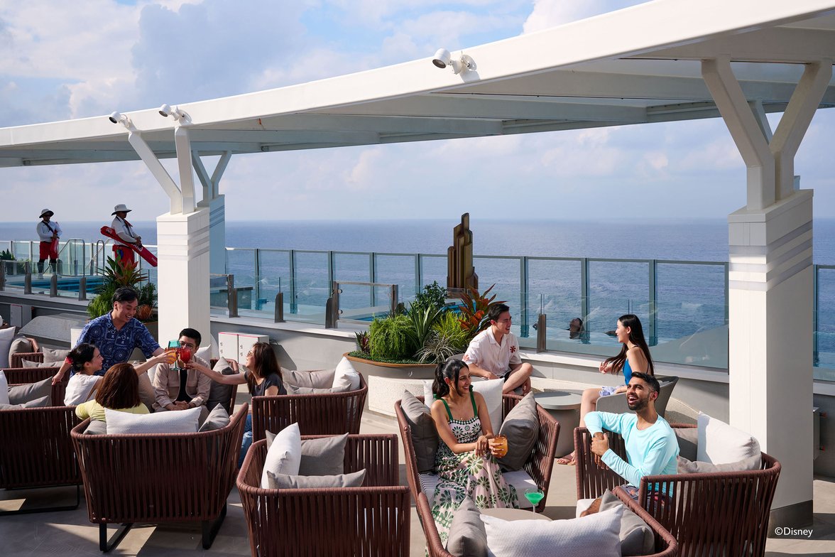 DCL-DA_Marvel Landing_Infinity Pool and Bar
