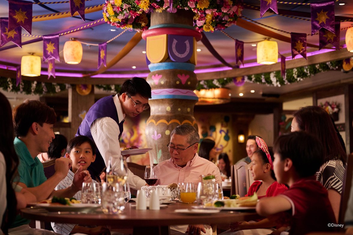 DCL-DA_Enchanted Summer Restaurant_Maximus Dinng Room_family 1