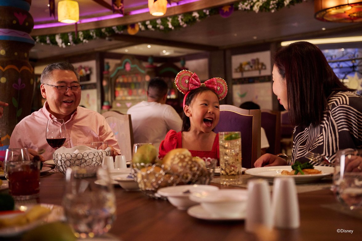 DCL-DA_Enchanted Summer Restaurant_Maximus Dinng Room_family 2