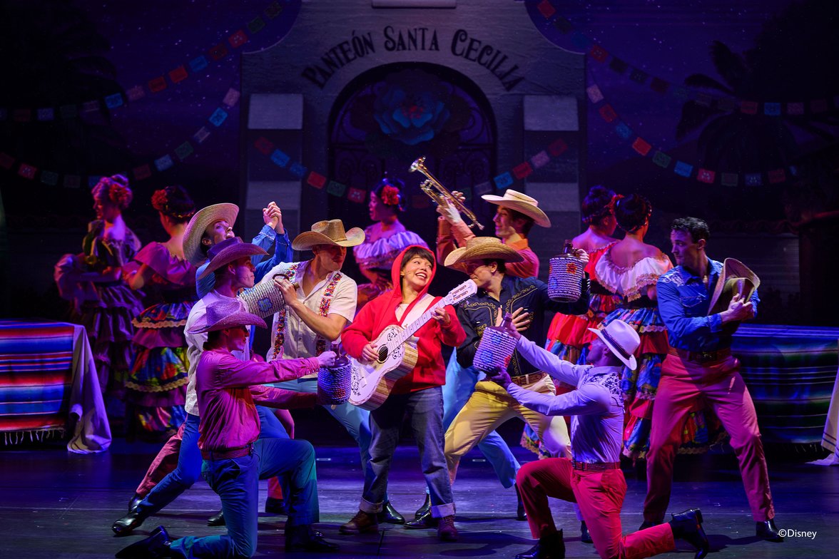 DCL-DA_Entertainment_Walt Disney Theatre_Remember 3