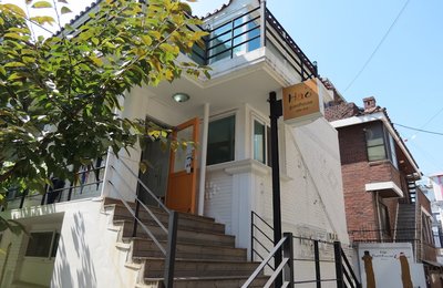 【 弘大住宿推薦 】離弘大地鐵只要五分鐘! 韓劇裡的夢幻白色小屋 Hao Guesthouse !