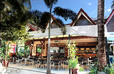 【 長灘島必吃美食 】餐餐不可以少蒜頭飯! 特色餐廳推薦:哈比人餐廳、菲式樹屋、道地鐵板燒⋯