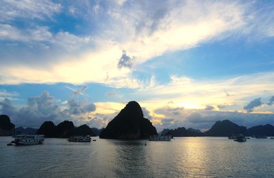 KLOOK客路旅遊體驗師|越南:下龍灣兩天一夜划獨木舟、走驚訝洞、賞絕美夕陽、手作越式春捲!