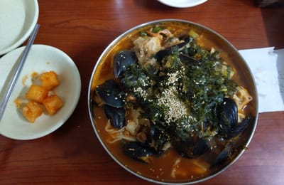 【釜山自由行】經典韓國美食大蒐羅:烤腸、豬肉湯飯、海帶湯、海鮮刀削麵…