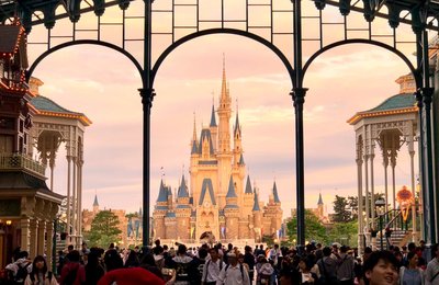 Tokyo Disneyland vs Tokyo DisneySea - Which Theme Park Is for You?