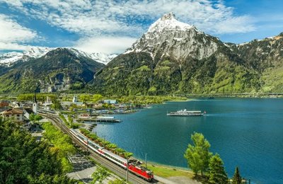 美得没有平替！不愧是人生列车：绝美雪山、瑰丽湖泊全都在一窗之隔！