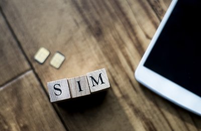 SIMフリーとは?仕組み・メリット・海外旅行での使い方を解説!