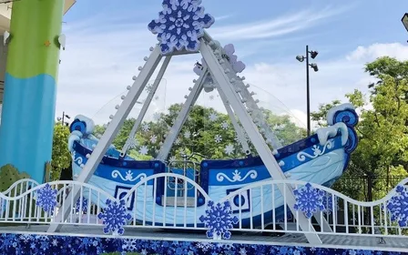 登上極地探險船，在驚濤駭浪間乘風破浪
