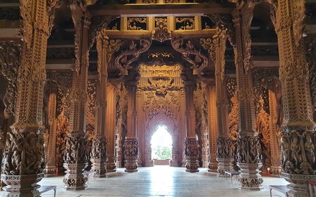 Bốn nền văn hóa trong một công trình kiến trúc — Khám phá các khu vực dành riêng cho biểu tượng tôn giáo của Thái Lan, Khmer, Trung Quốc và Ấn Độ, mỗi khu vực đều được bao phủ bởi những hình chạm khắc tinh xảo.