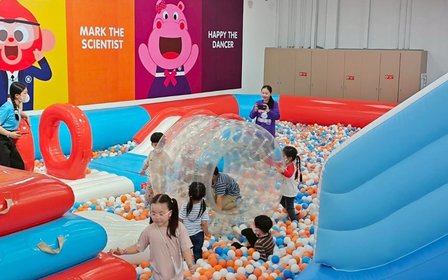 Nikmati 18 zona penuh keseruan yang menampilkan seluncuran populer dan kolam bola raksasa