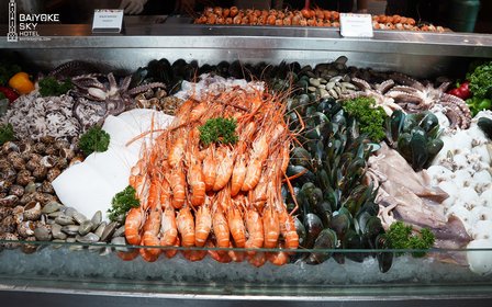 無限量海鮮和高級燒烤——盡情享用新鮮虎蝦、螃蟹、烤河蝦、和牛、刺身和點心,所有菜品均由大廚精心烹製。