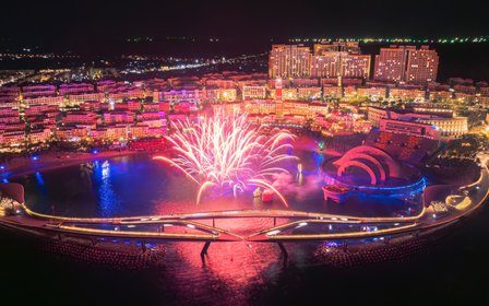 盡享日落小鎮的美景與夜間視覺盛宴