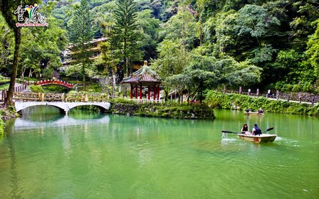 划著小船滑過翡翠湖面,把塵囂留在岸邊