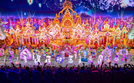 Perarakan dan pertunjukan malam yang menakjubkan — Saksikan perarakan diraja dan persembahan karnival besar-besaran yang dikatakan tiada tandingannya.