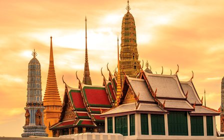Ohne Anstehen zum Großen Palast — Begeben Sie sich direkt ins Herz von Bangkoks Großem Palast und bewundern Sie seine Blattgolddetails, Schnitzereien und lebendigen Farben. || Tempel des Smaragd-Buddhas — Verpassen Sie nicht Wat Phra Kaew und bestaunen Sie die aufwendige Handwerkskunst der verehrten Smaragd-Buddha-Statue