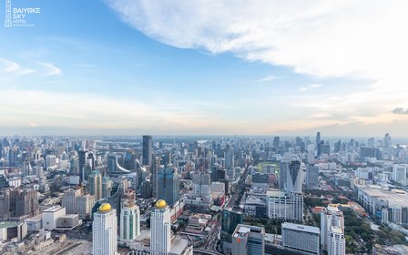 360度旋轉觀景臺 — 穿過五米高的玻璃幕牆,欣賞令人目眩神迷的城市全景,然後前往84樓的旋轉觀景臺,盡享360度全方位視野。