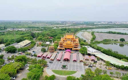 從空中鳥瞰四草大眾廟,河海交會的生態聚落