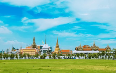 Thailändisches Erbe hautnah erleben – Entdecken Sie das Queen Sirikit Museum of Textiles und genießen Sie eine Khon-Aufführung im Sala Chalermkrung Royal Theatre