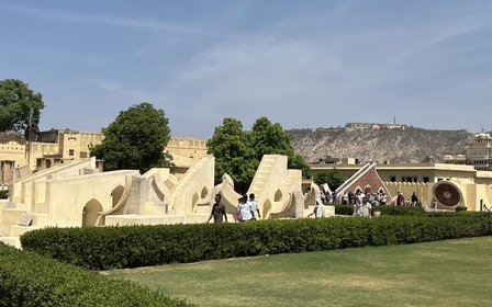 Най-големият каменен слънчев часовник в света